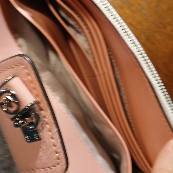 Micheal Kors Monogram Pink Crossbody Bag - Picture 5 of 6